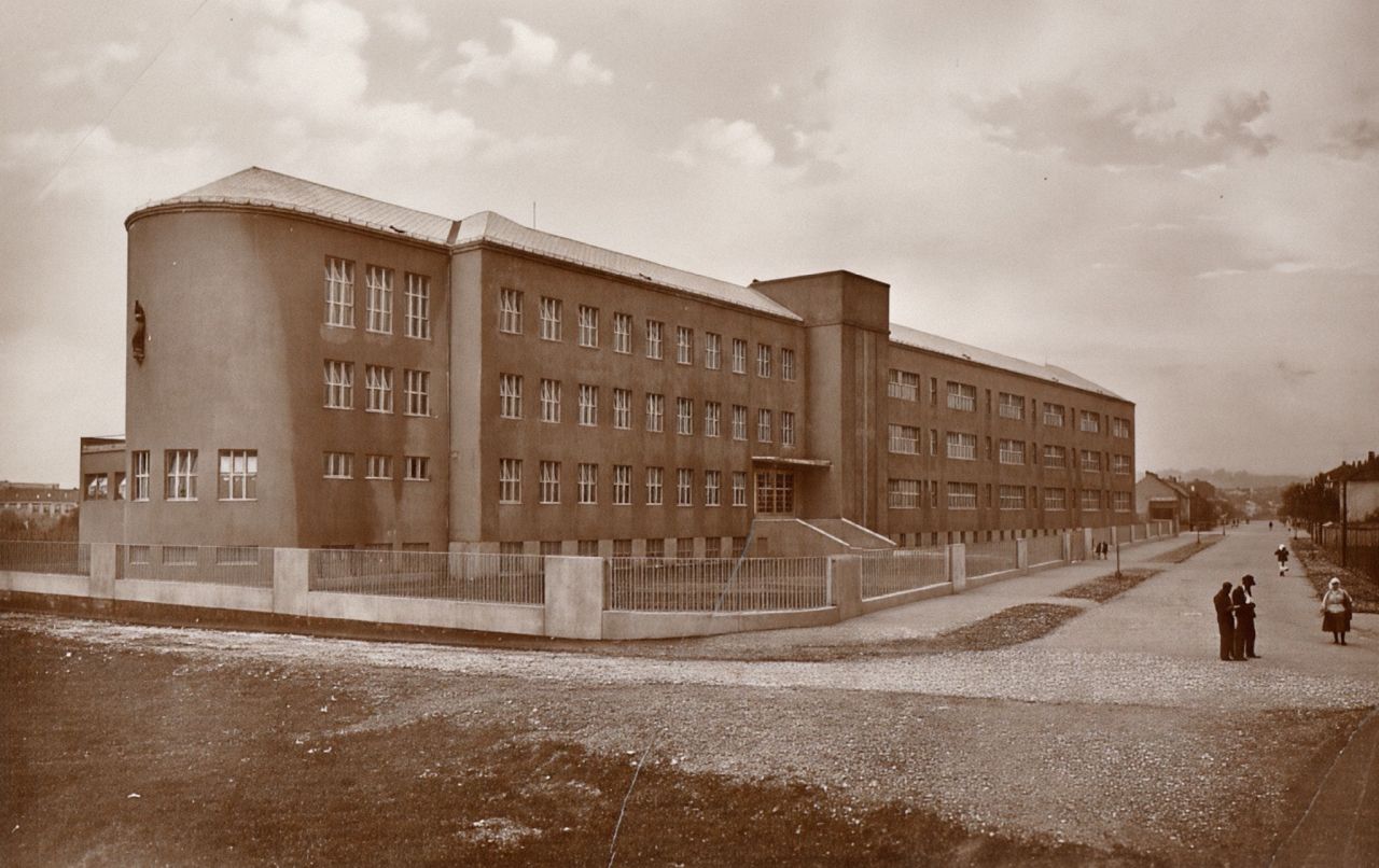 Kušlanova ulica oko 1940. godine. Gimnazija